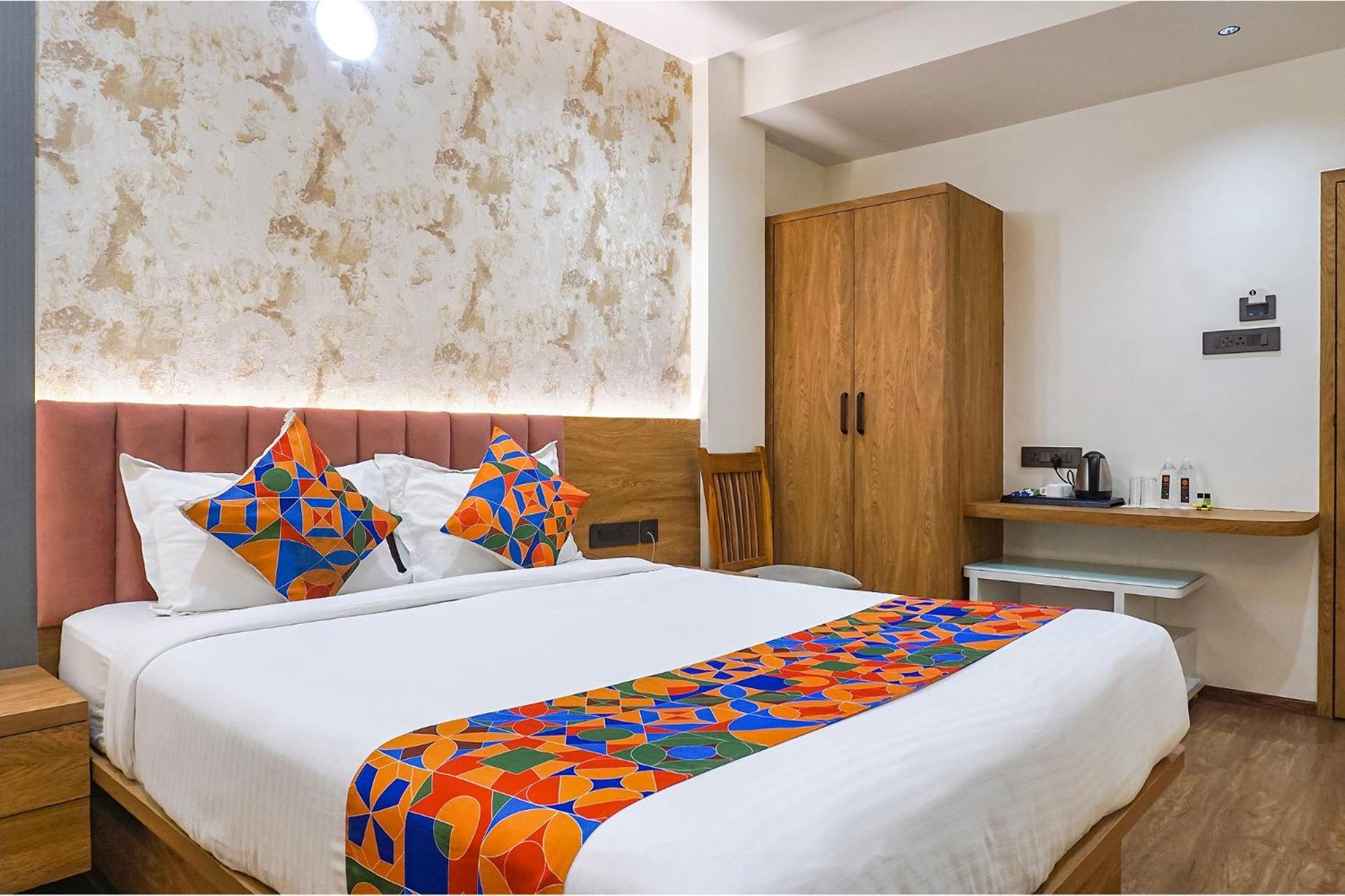 Fabhotel Prime Shourya Residency - Nr Maharshi Karve Museum Púna Exteriér fotografie